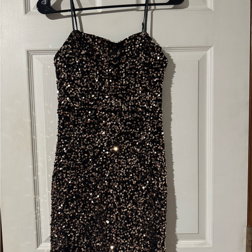 Elegant Strapless Sequin Dress in Black and Gold